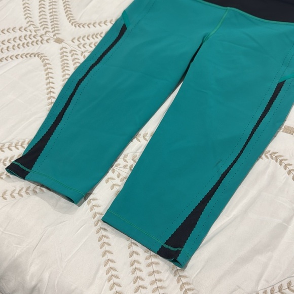 Lululemon Smooth Stride Crop Leggings - Picture 3 of 12